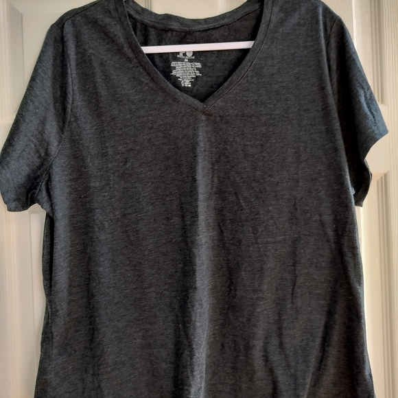 NWT Women's Plus 2X Charcoal V-Neck Active Tee - Picture 2 of 5